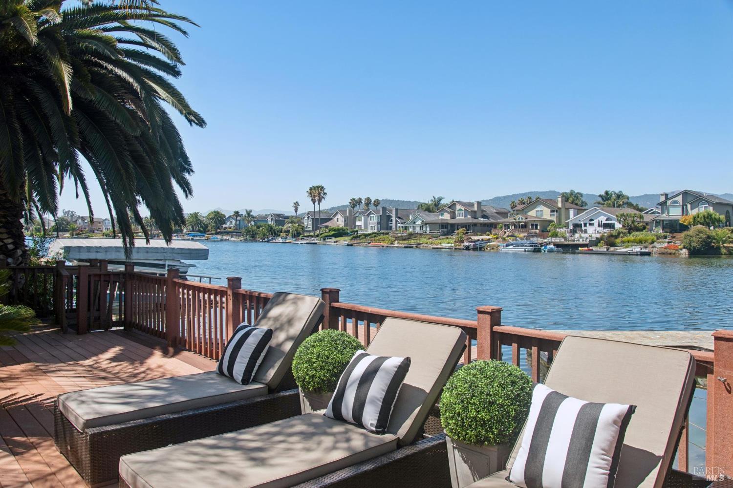 8 Del Oro Lagoon Novato CA 94949