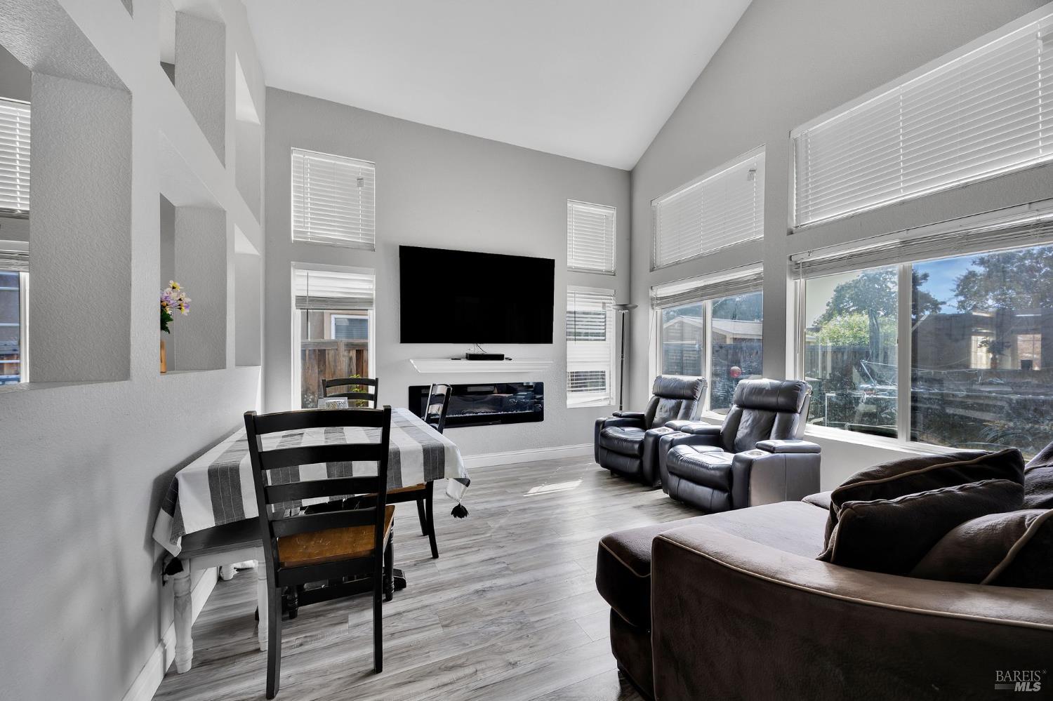 1093 Cloverbrook Circle Vacaville CA 95687