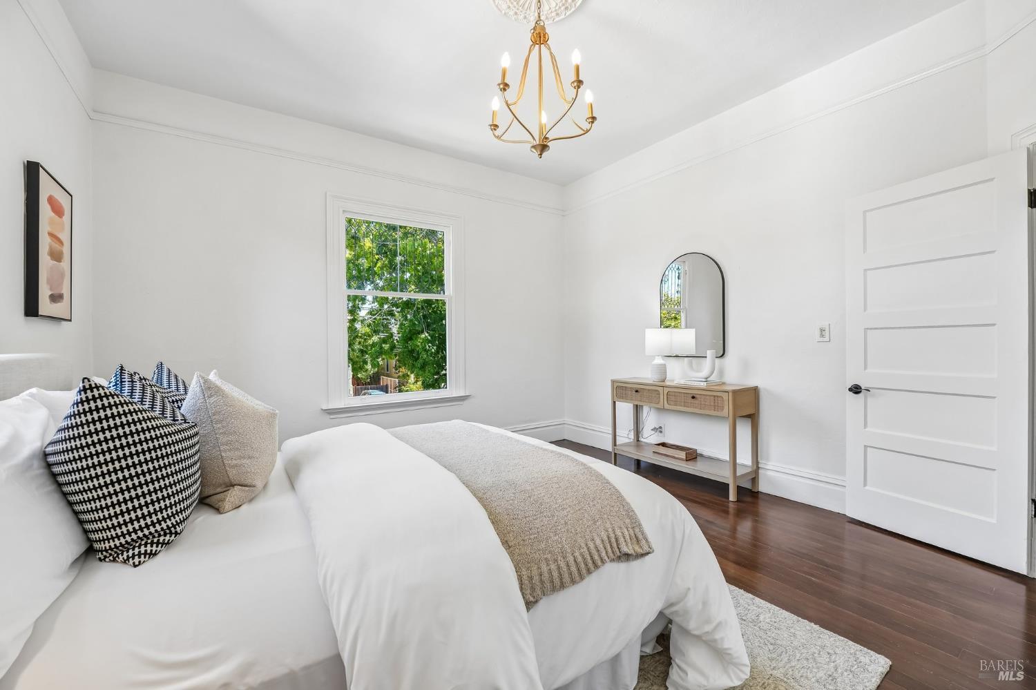 2064 Alameda Avenue Alameda CA 94501