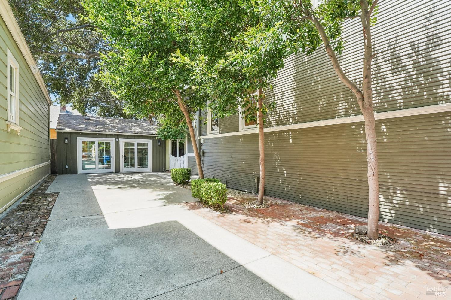 2064 Alameda Avenue Alameda CA 94501