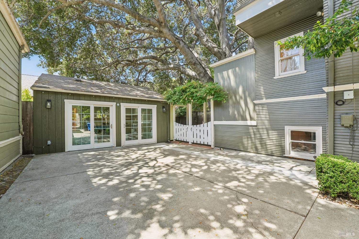 2064 Alameda Avenue Alameda CA 94501