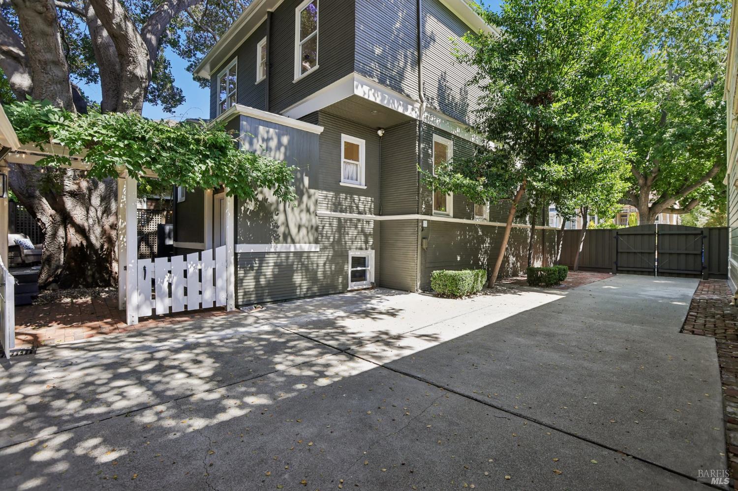 2064 Alameda Avenue Alameda CA 94501
