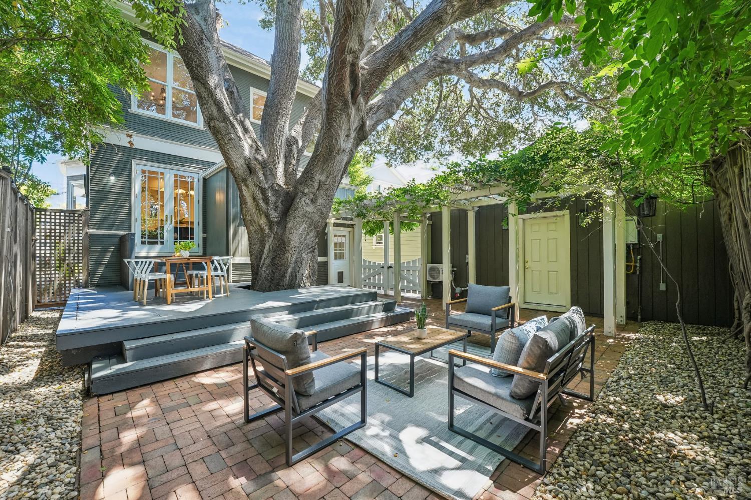 2064 Alameda Avenue Alameda CA 94501