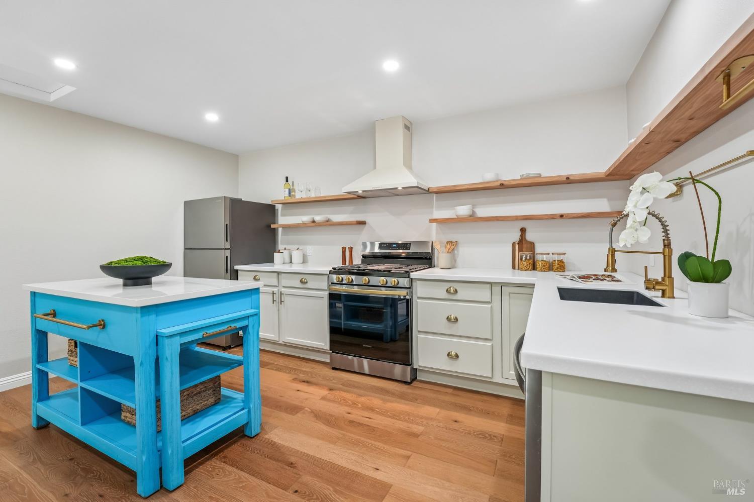 2064 Alameda Avenue Alameda CA 94501