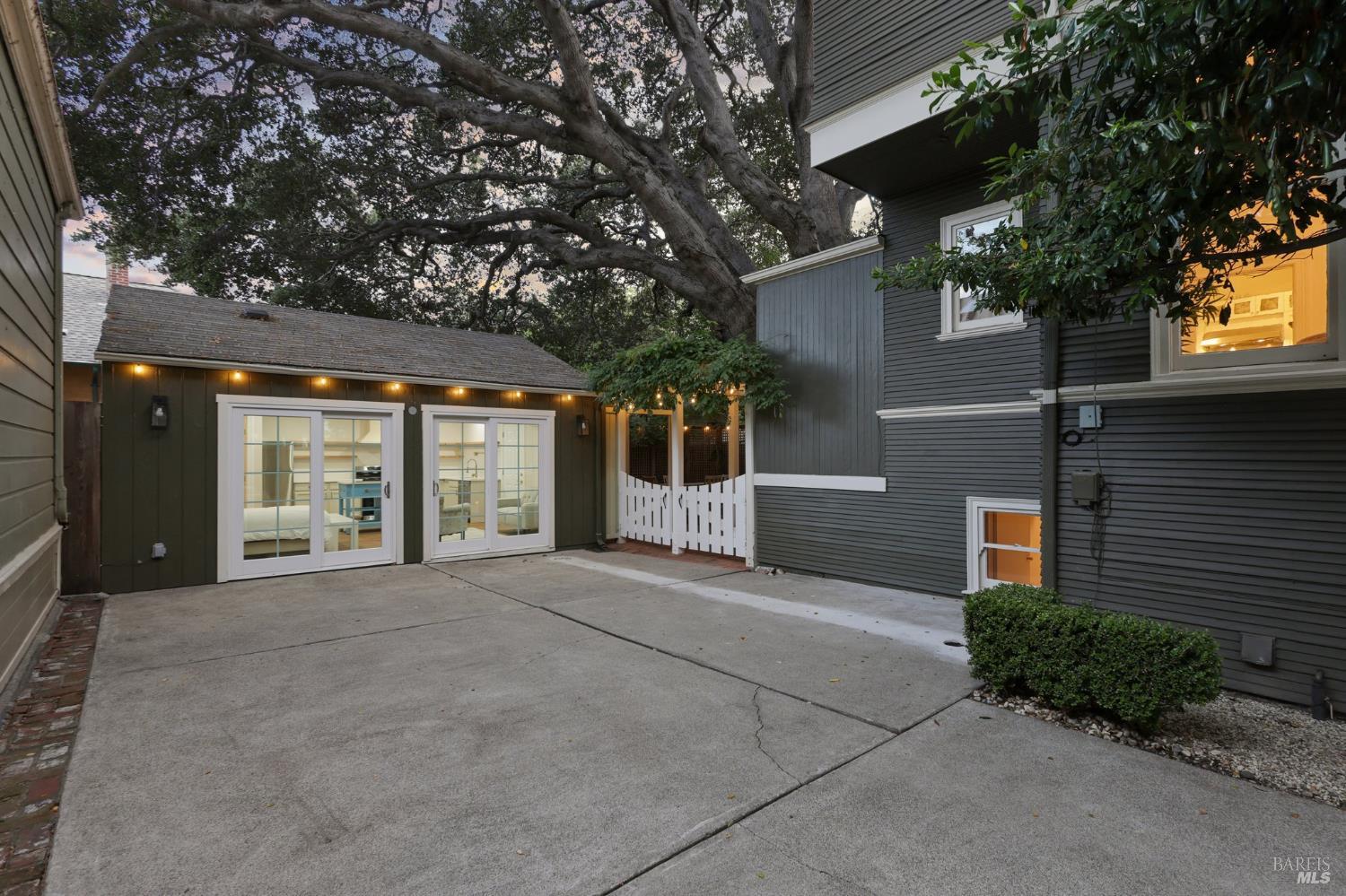2064 Alameda Avenue Alameda CA 94501