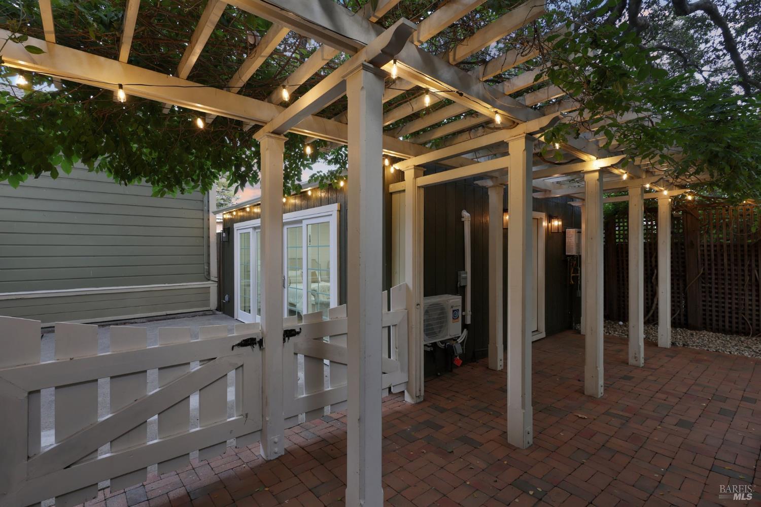 2064 Alameda Avenue Alameda CA 94501