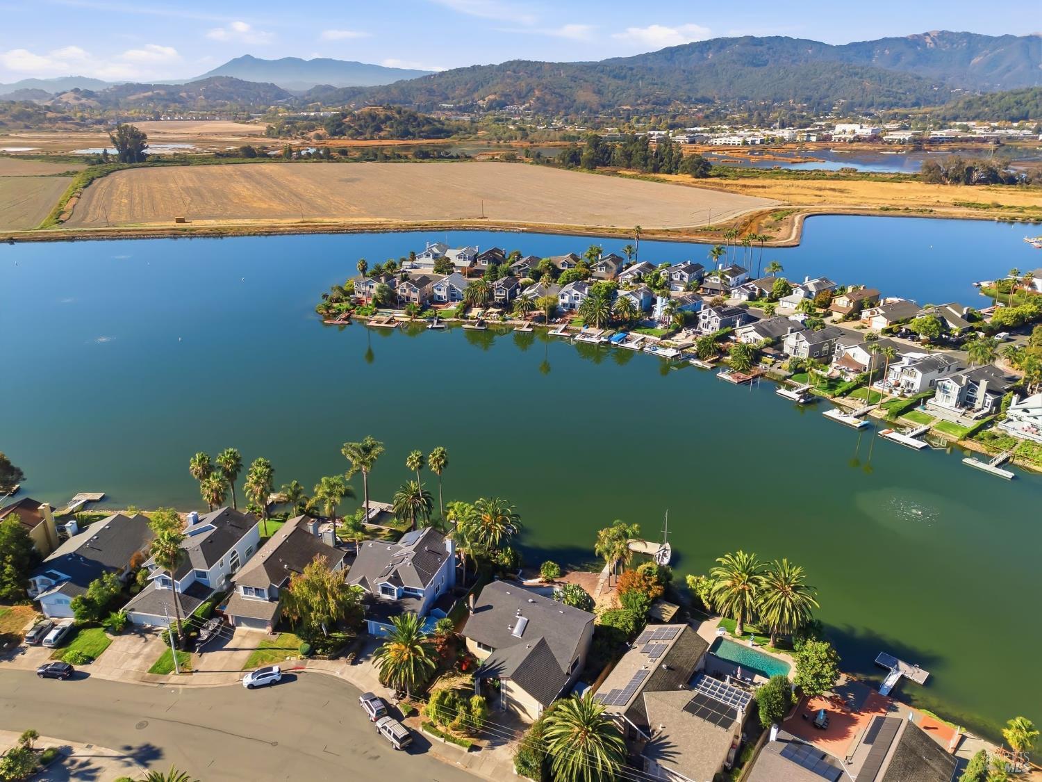 36 Del Oro Lagoon Novato CA 94949