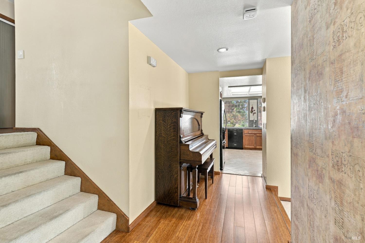 1672 Deer Run Santa Rosa CA 95405