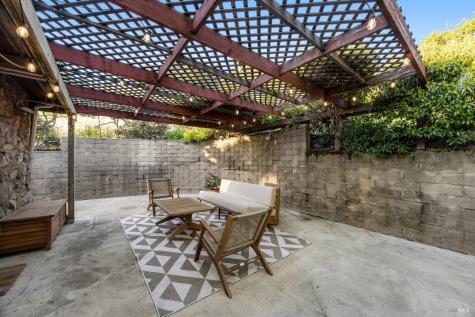 6960 Round Oak Road Penngrove CA 94951