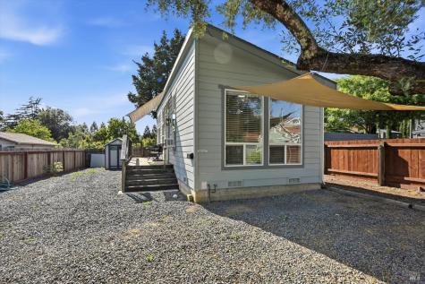 819-821 Center Street Healdsburg CA 95448