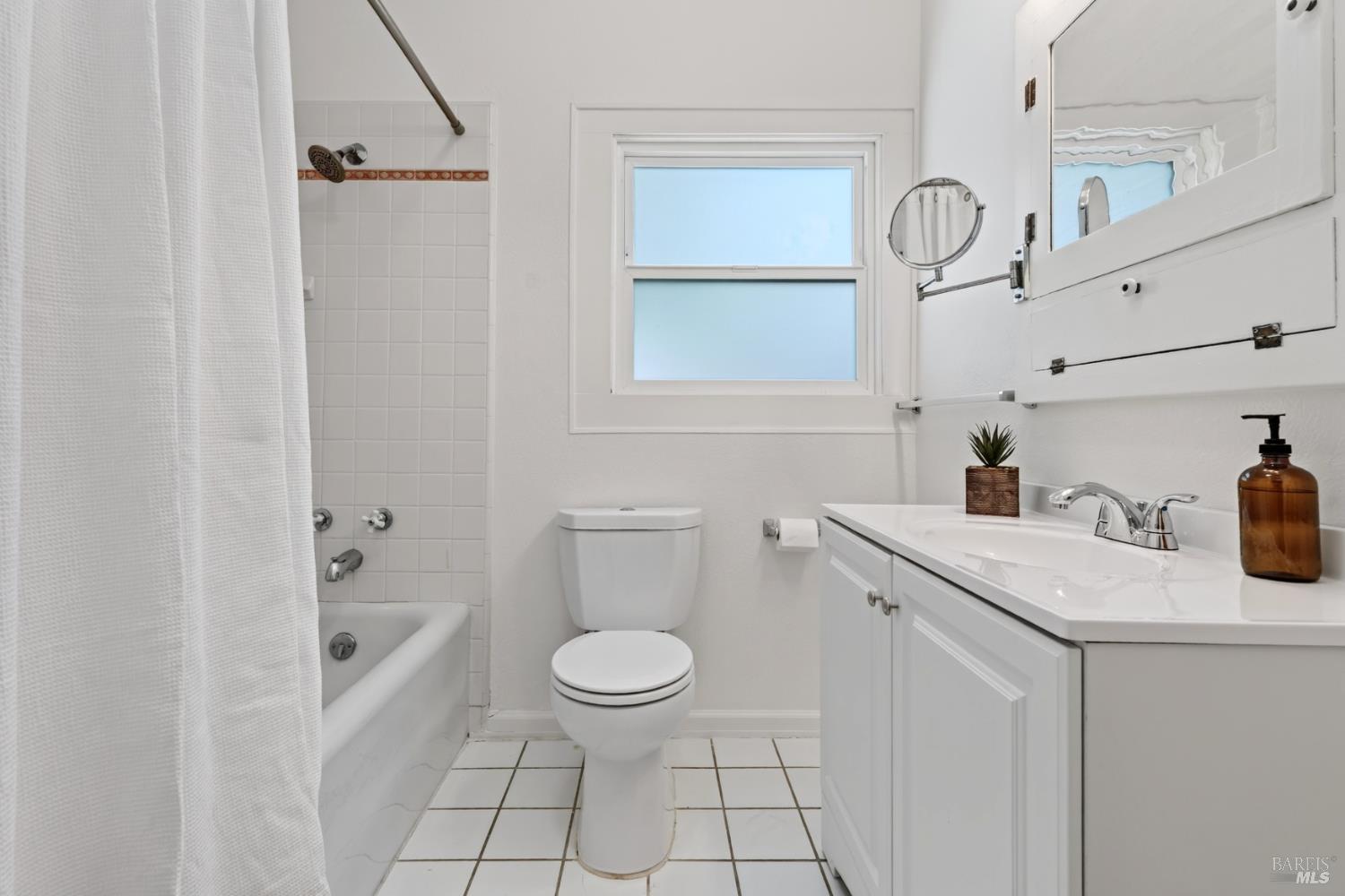 425 Tucker Street Healdsburg CA 95448