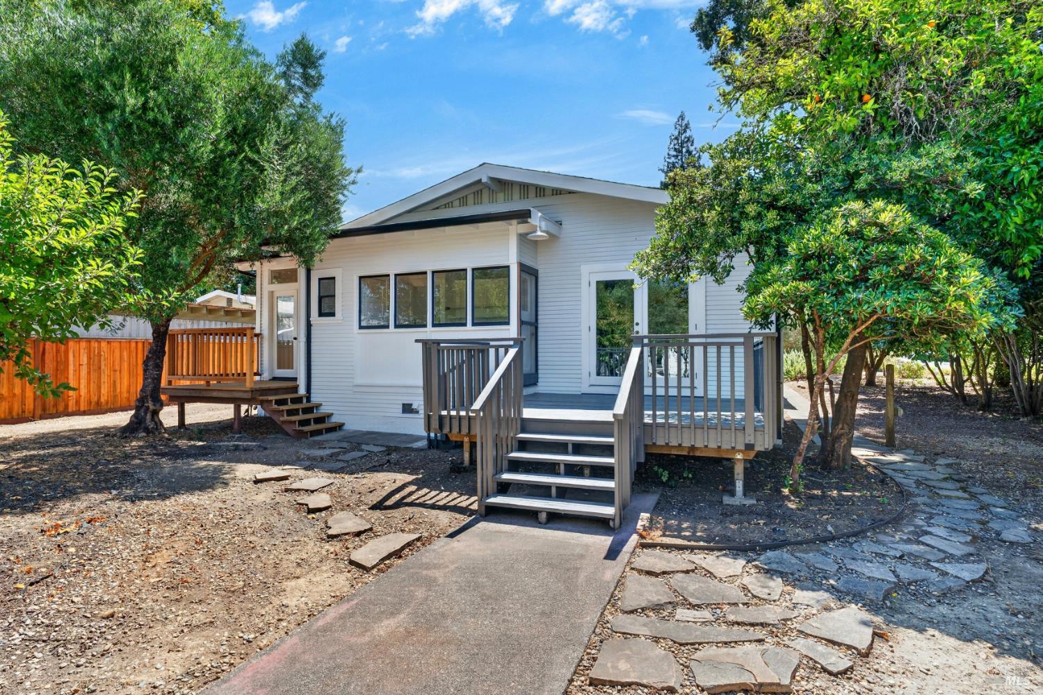 425 Tucker Street Healdsburg CA 95448