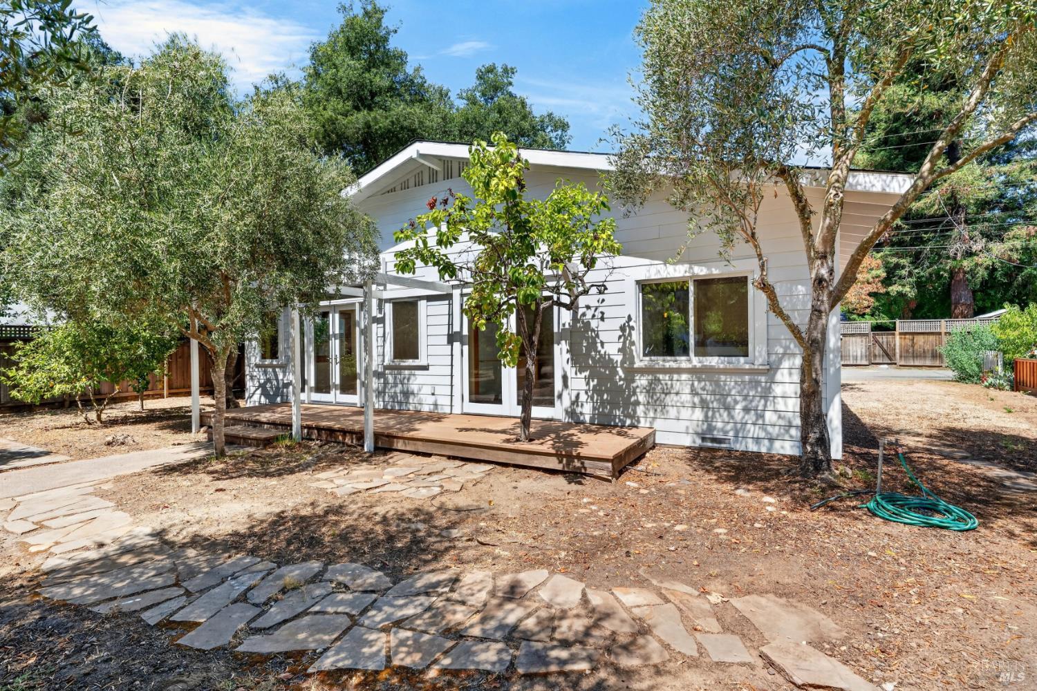 425 Tucker Street Healdsburg CA 95448