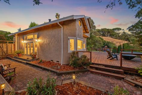 52 Woodleaf Court Novato CA 94945