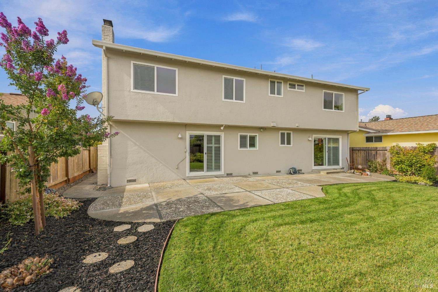 17 Eastside Circle Petaluma CA 94954