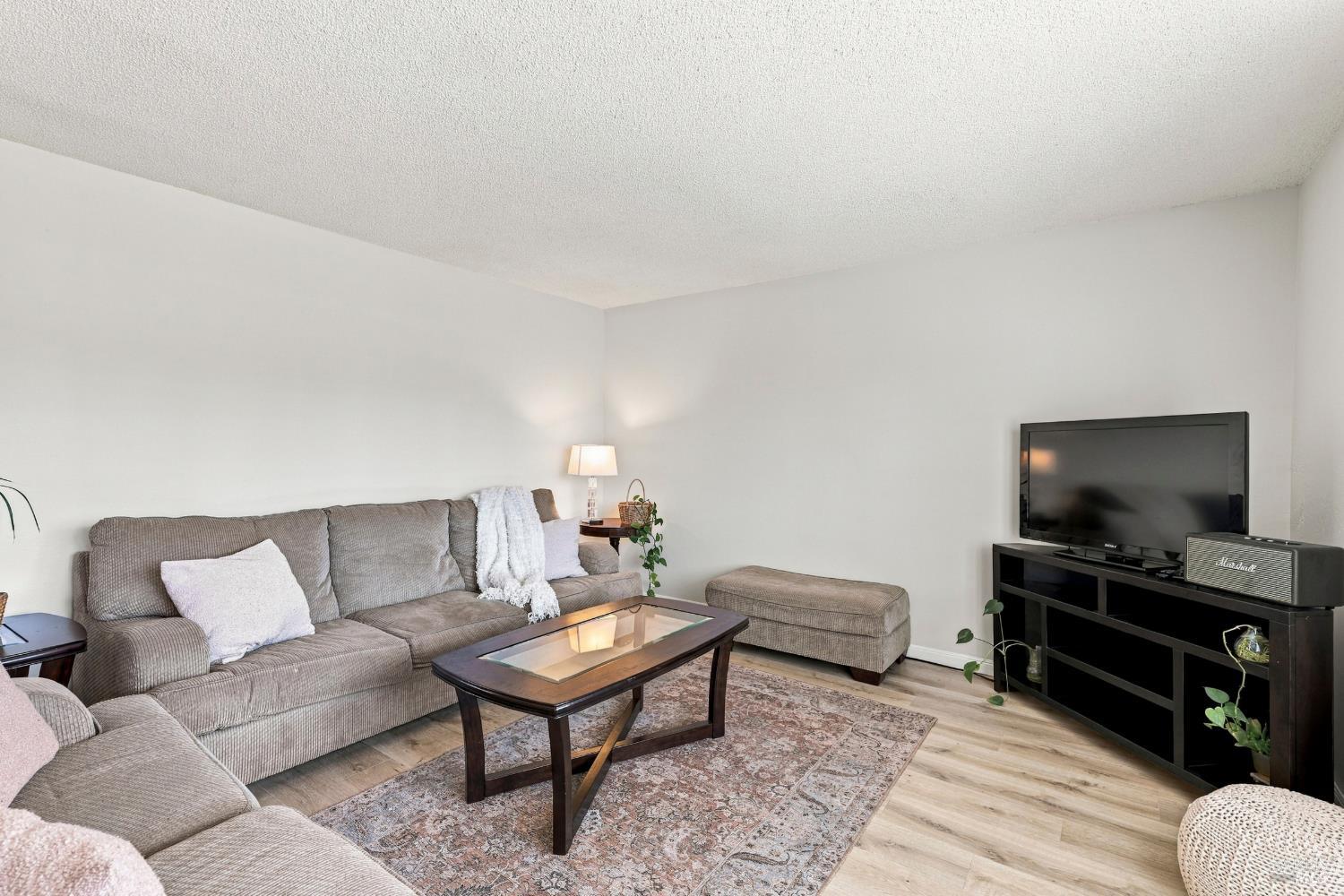 17 Eastside Circle Petaluma CA 94954