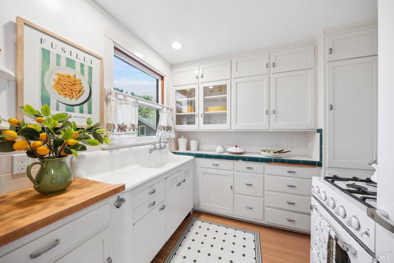 335 Bassett Street Petaluma CA 94952