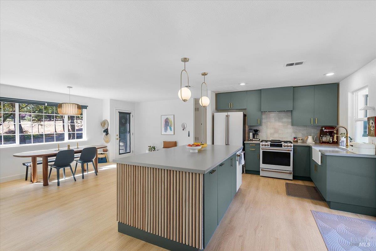 2460 W Dry Creek Road Healdsburg CA 95448