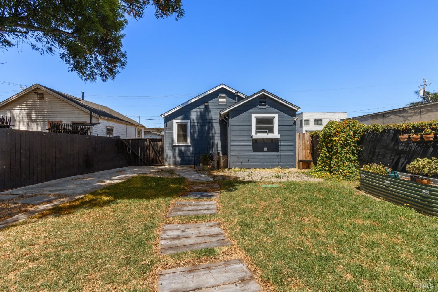 10017 Pippin Street Oakland CA 94603