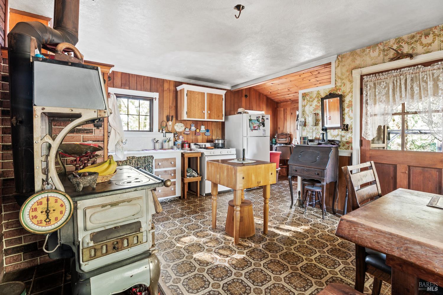 24600 String Creek Road Willits CA 95490