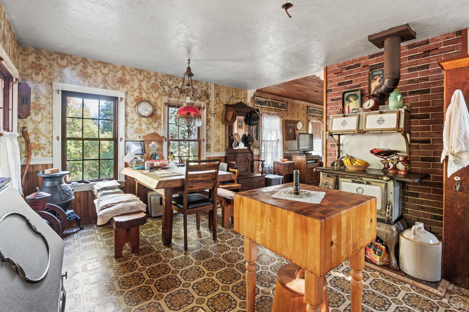 24600 String Creek Road Willits CA 95490