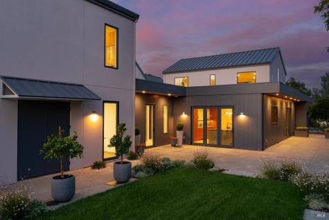 983 Grove Street Healdsburg CA 95448