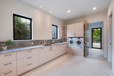 983 Grove Street Healdsburg CA 95448