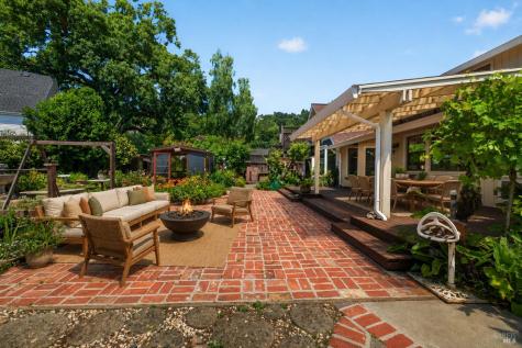 2453 Delevan Way Santa Rosa CA 95404