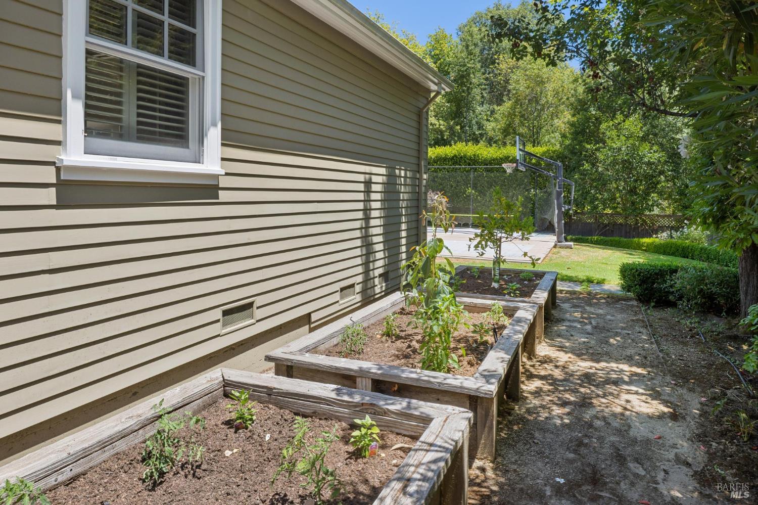 16 Sylvan Lane Ross CA 94957