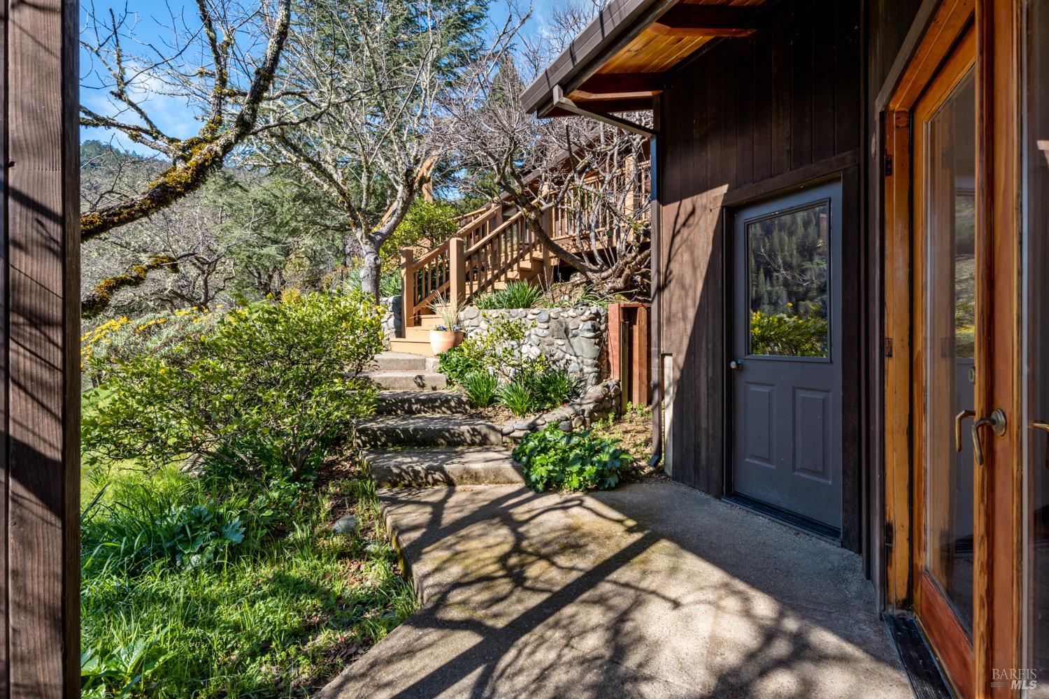 1411 Oak Knoll Road Ukiah CA 95482