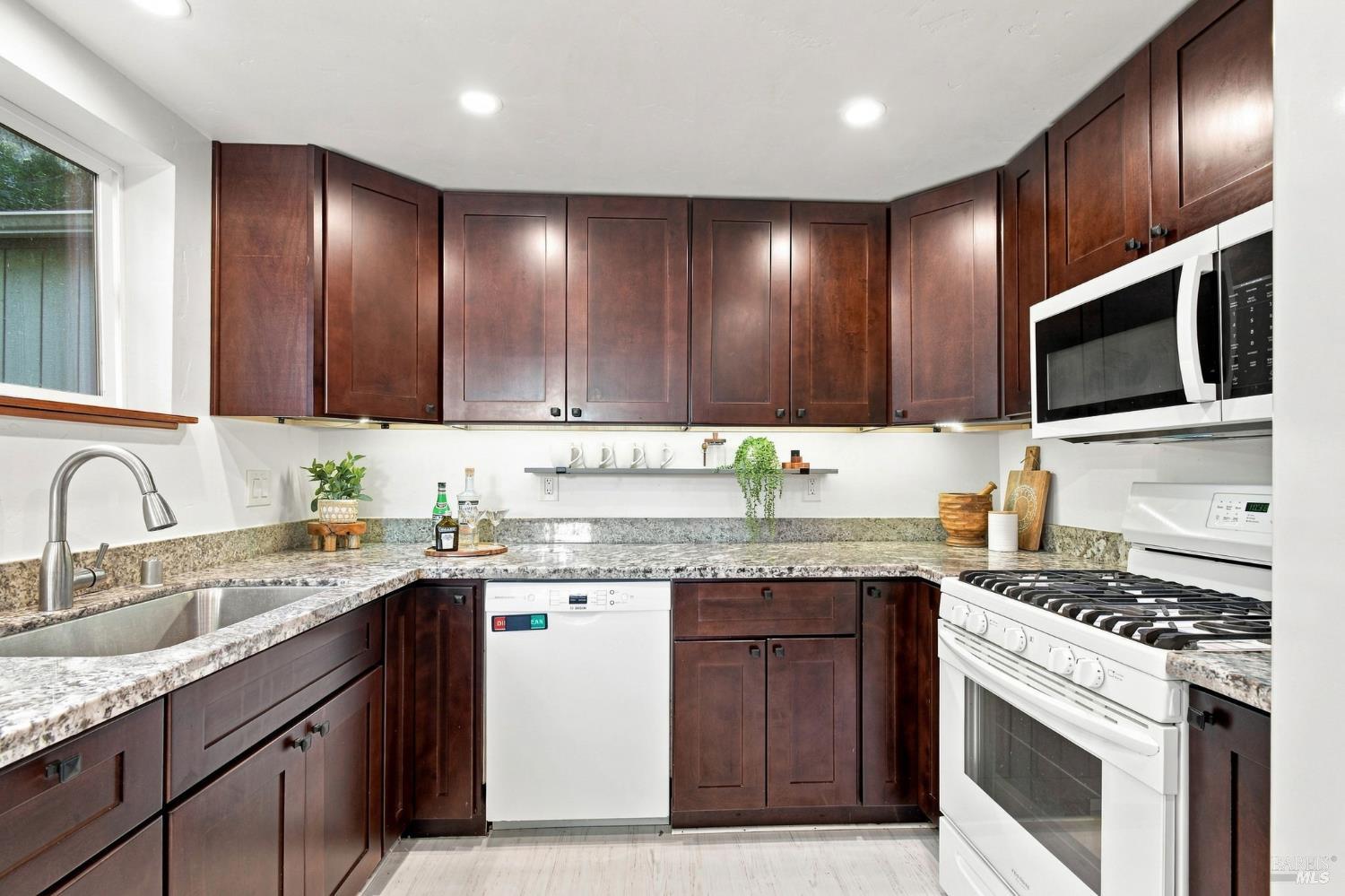 11098 Dell Avenue Forestville CA 95436