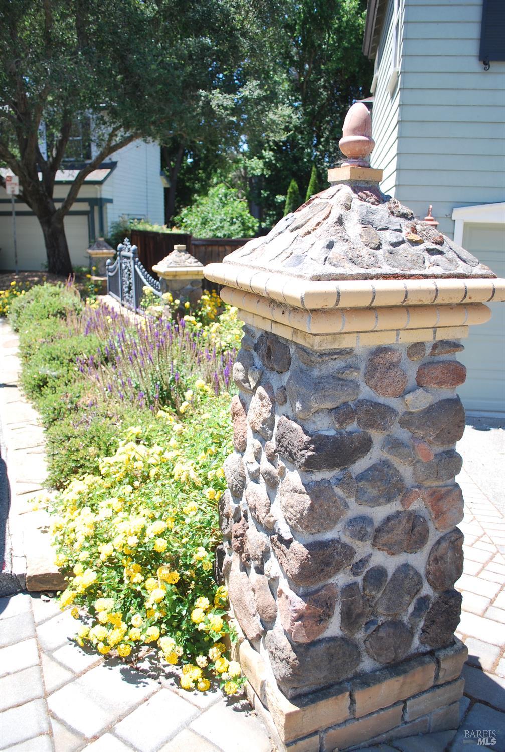 2 Fullerton Lane Petaluma CA 94952
