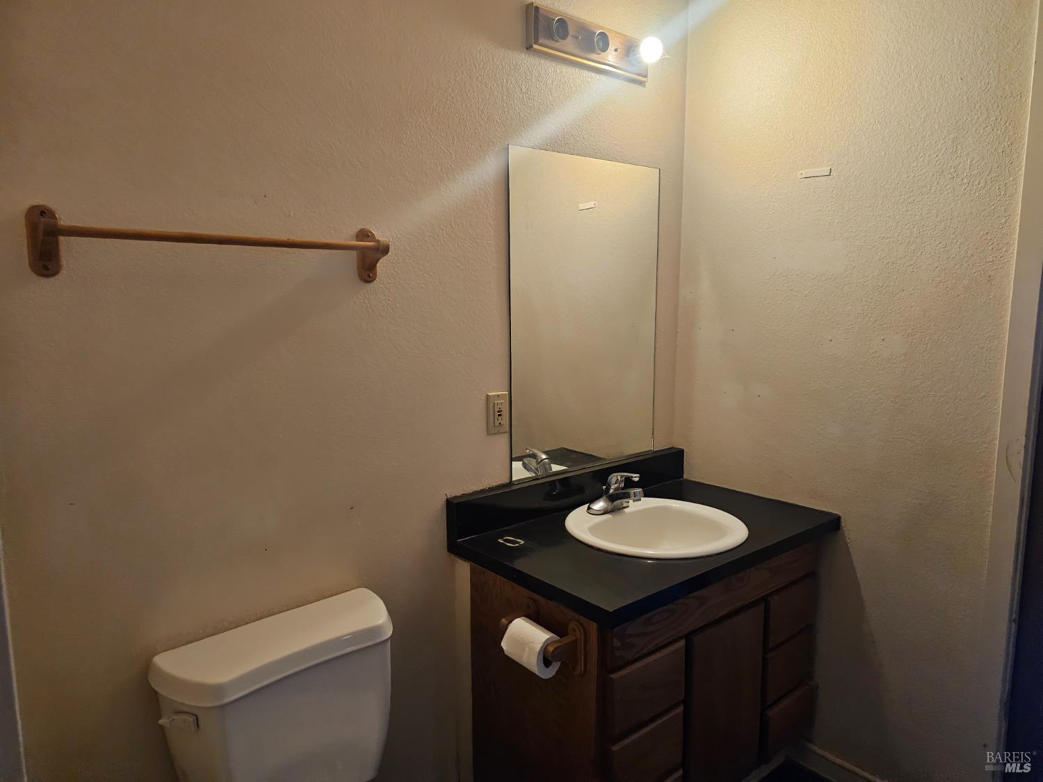 27651 Skyview Road Willits CA 95490