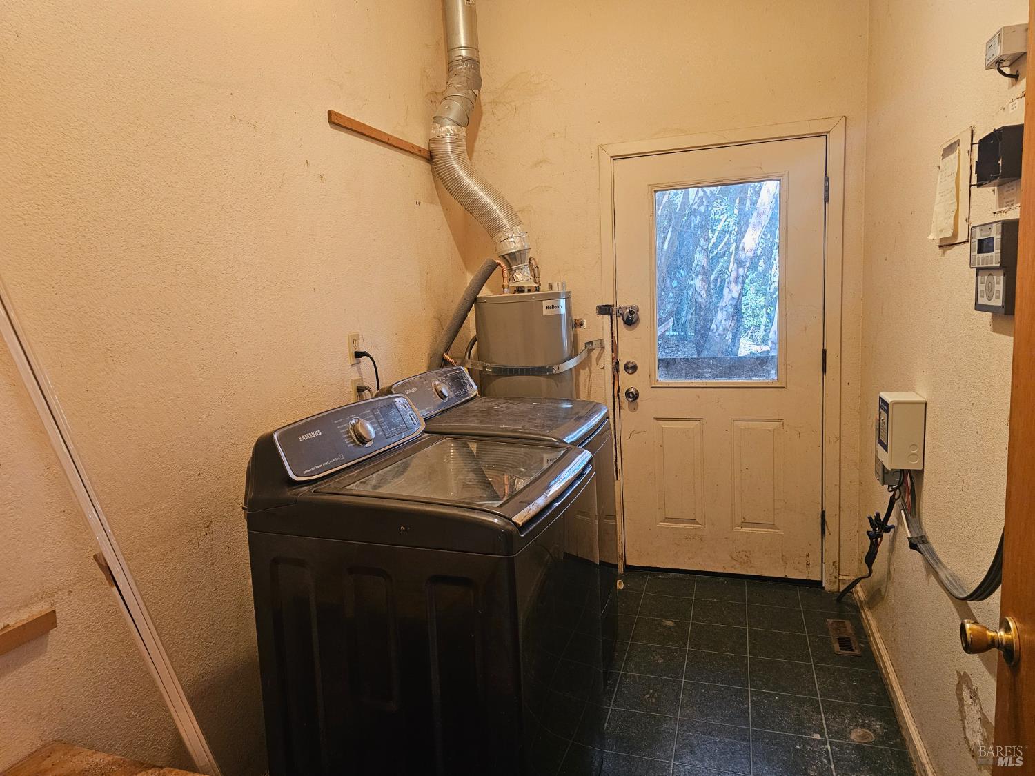27651 Skyview Road Willits CA 95490