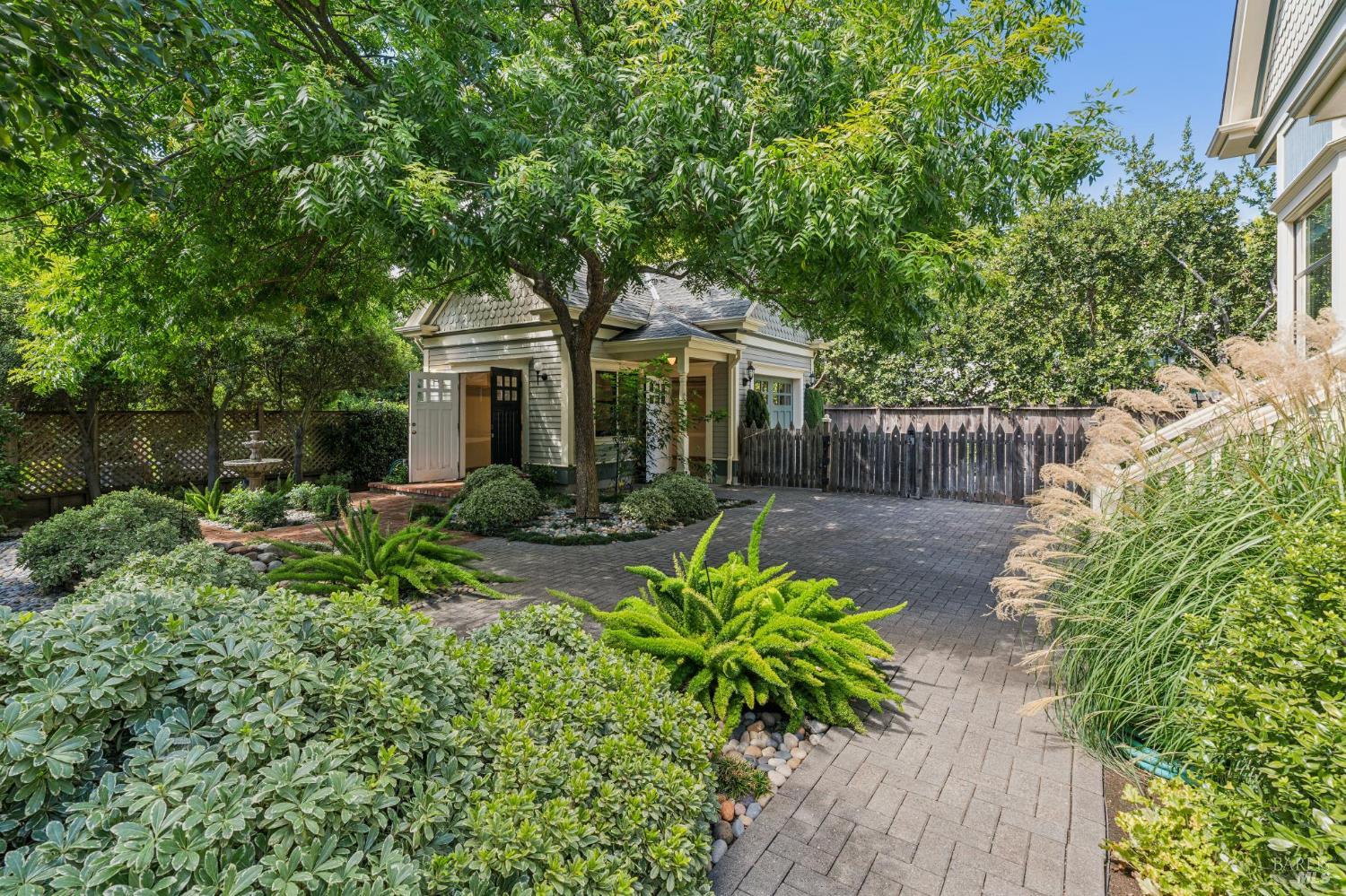 325 Fitch Street Healdsburg CA 95448