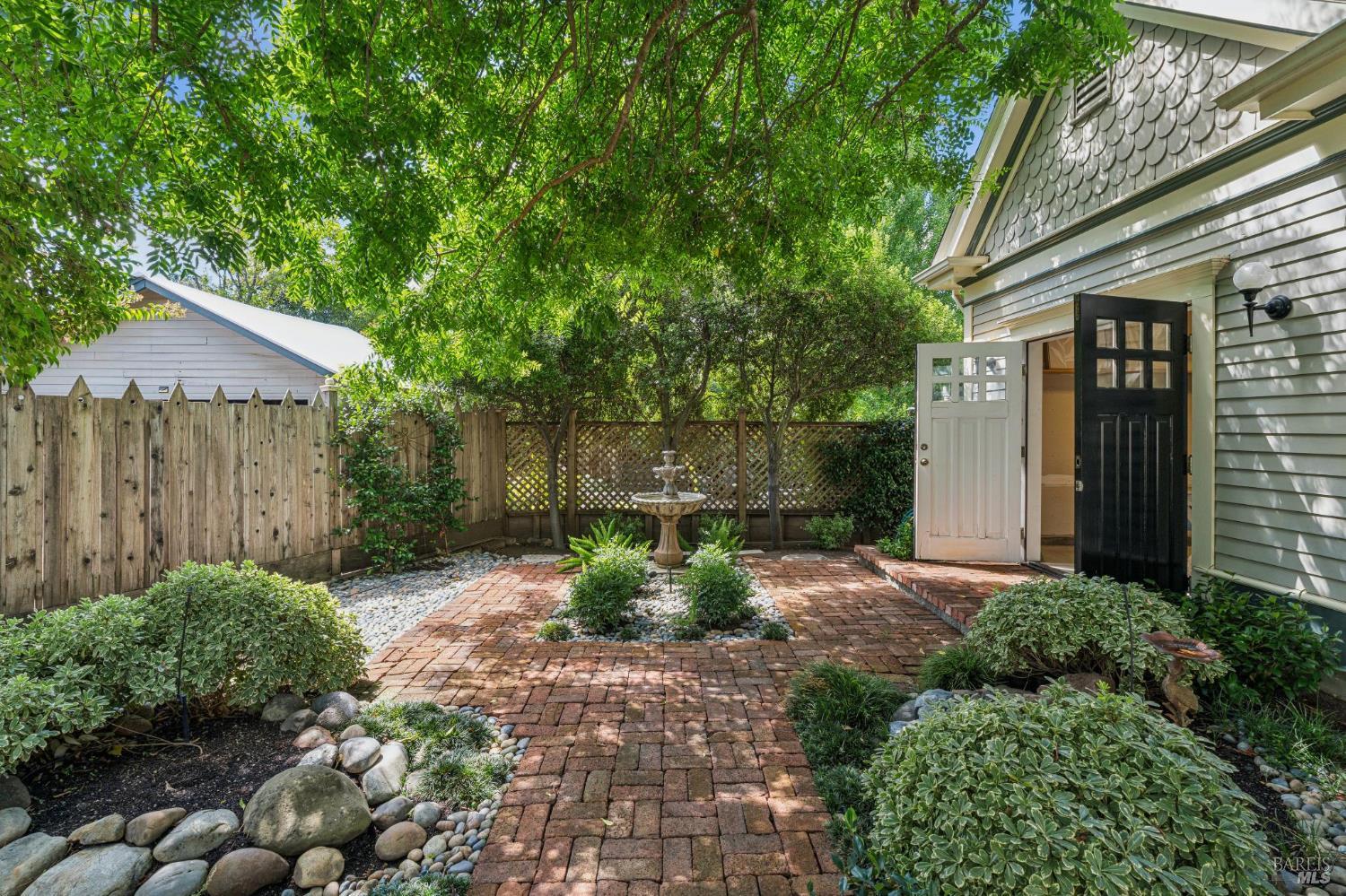 325 Fitch Street Healdsburg CA 95448