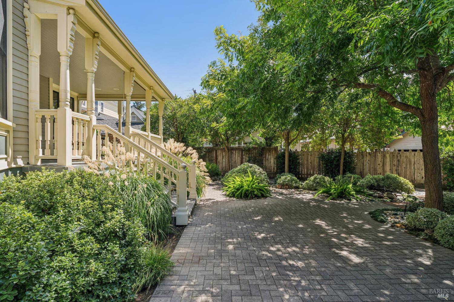 325 Fitch Street Healdsburg CA 95448