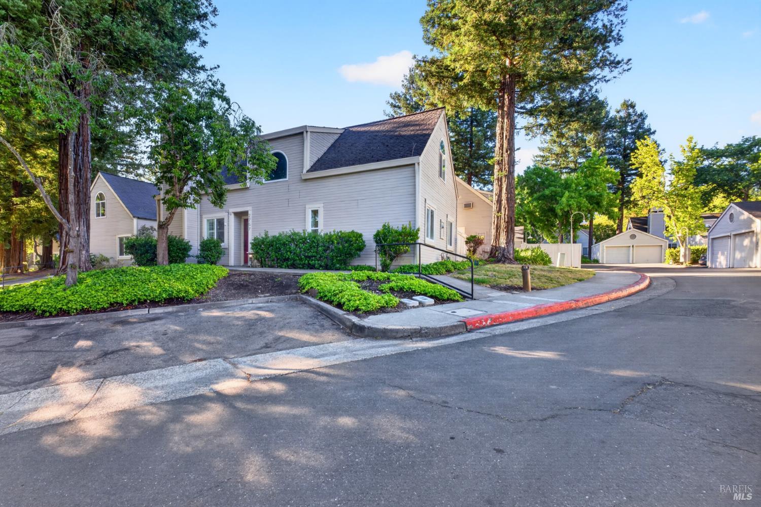 2757 Lakeview Drive Santa Rosa CA 95405
