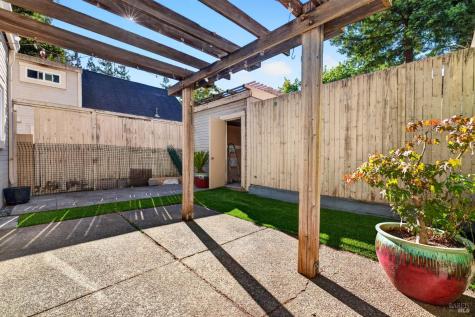 2757 Lakeview Drive Santa Rosa CA 95405