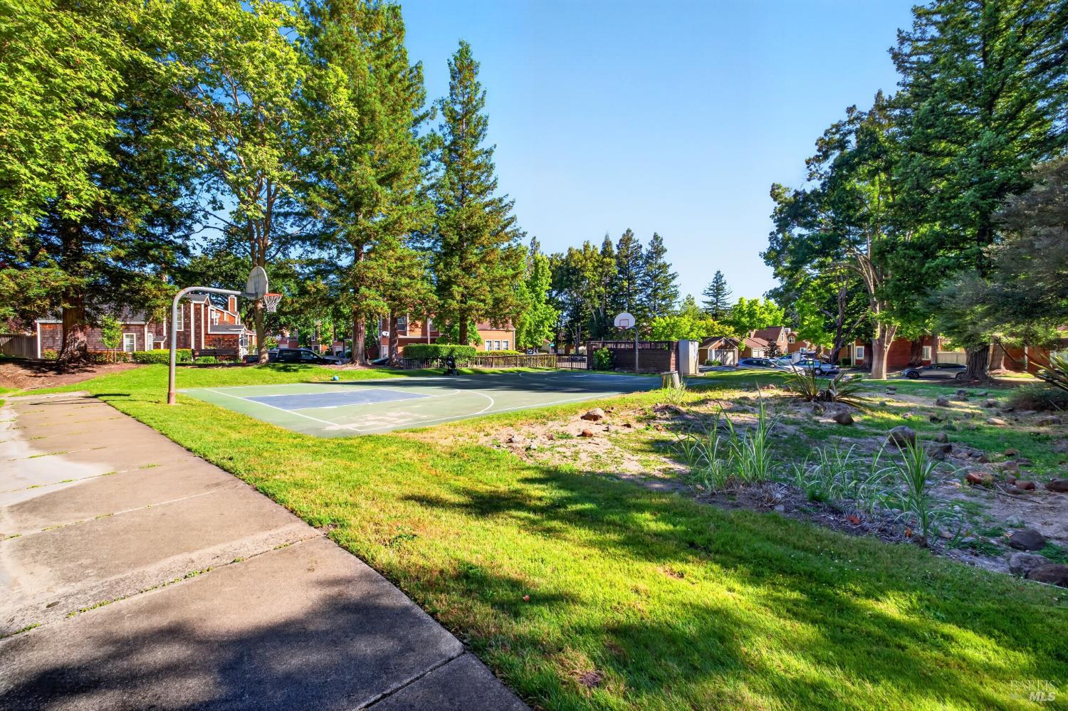 2757 Lakeview Drive Santa Rosa CA 95405