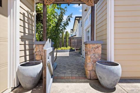 367 Arabian Way Healdsburg CA 95448