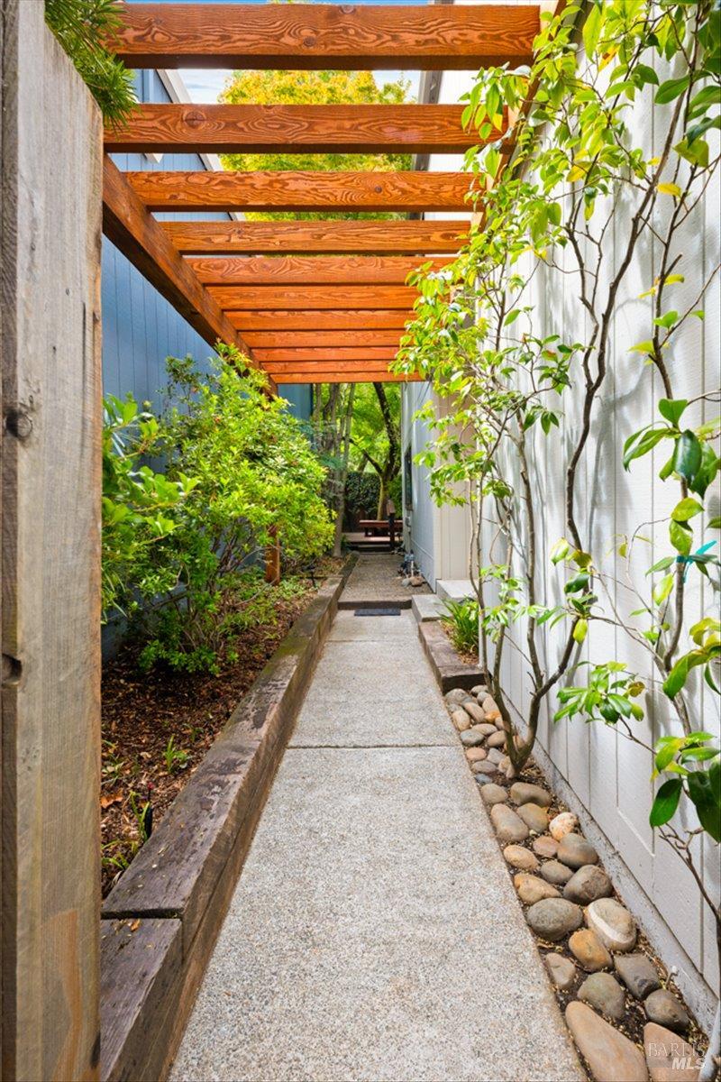 566 March Avenue Healdsburg CA 95448