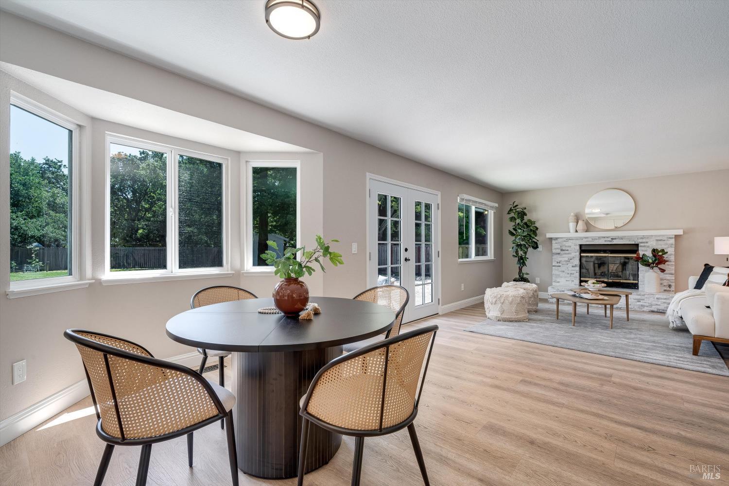 9663 Lakewood Drive Windsor CA 95492