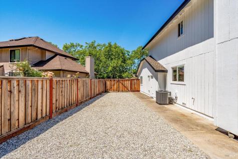 9663 Lakewood Drive Windsor CA 95492