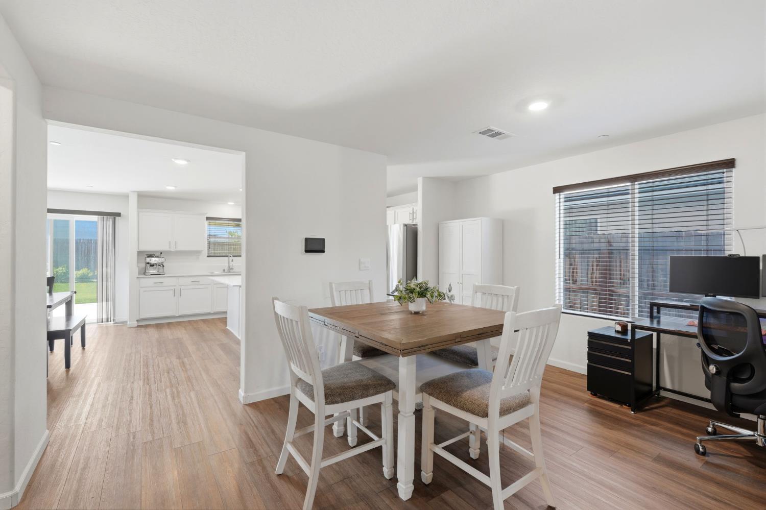 1033 E Loyola Visalia CA 93292