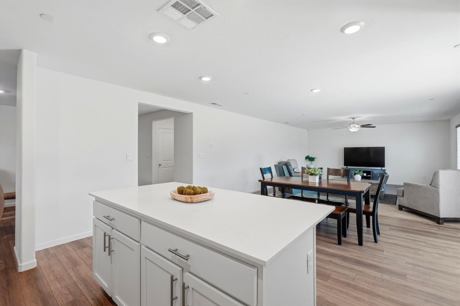 1033 E Loyola Visalia CA 93292
