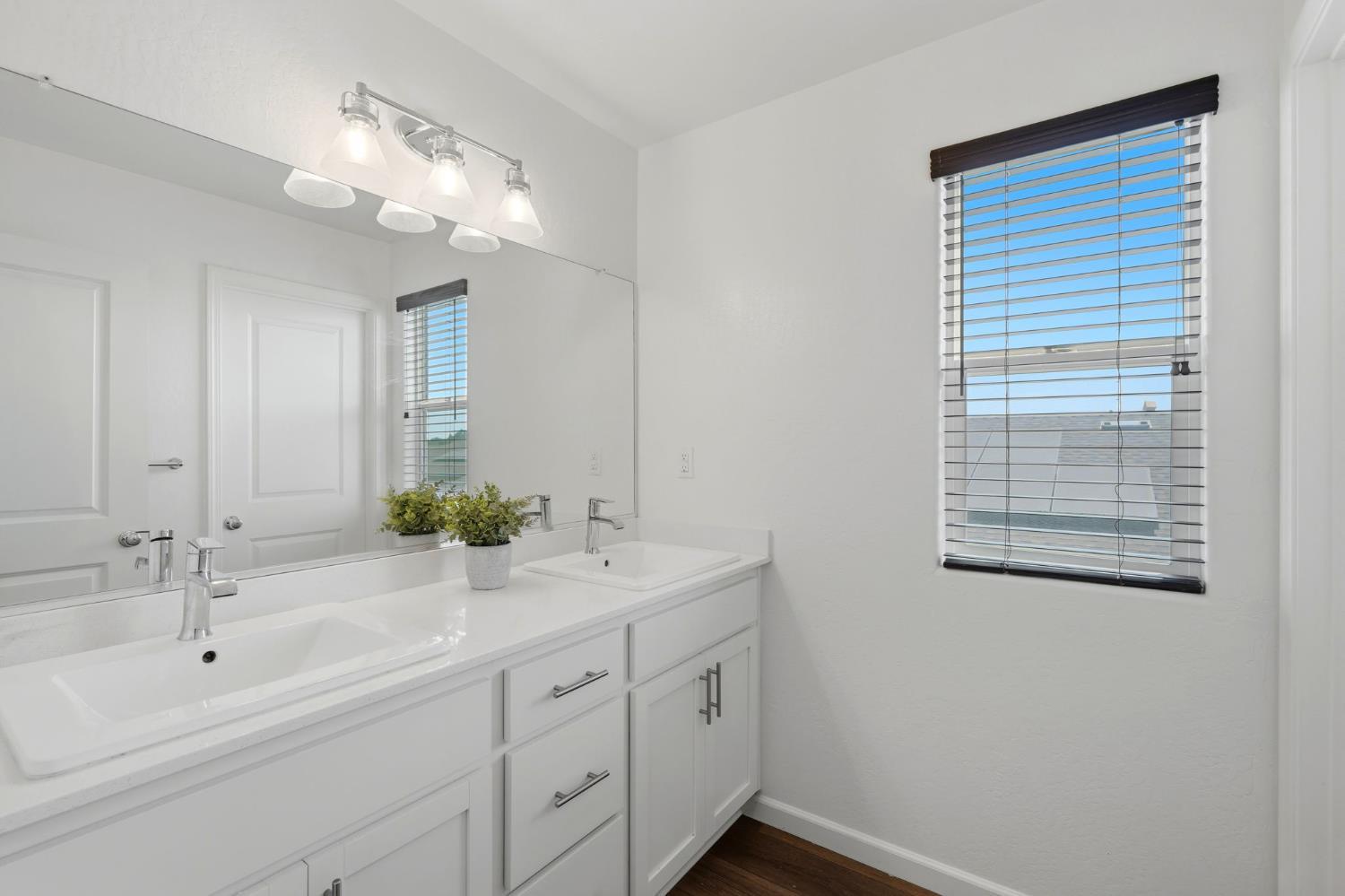 1033 E Loyola Visalia CA 93292