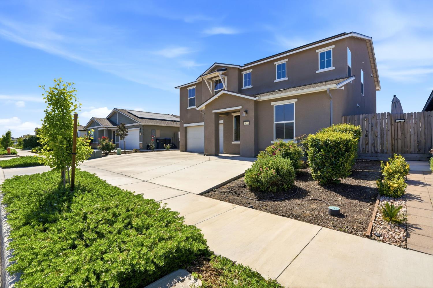 1033 E Loyola Visalia CA 93292