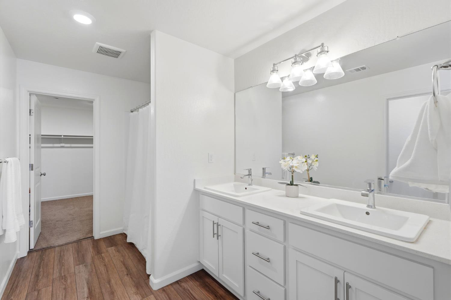 1033 E Loyola Visalia CA 93292