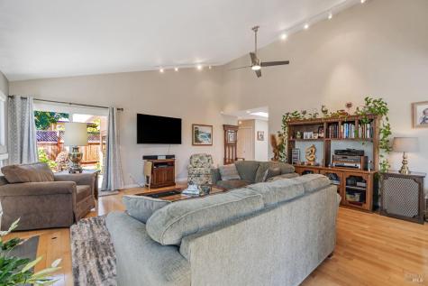 9489 Vinecrest Road Windsor CA 95492